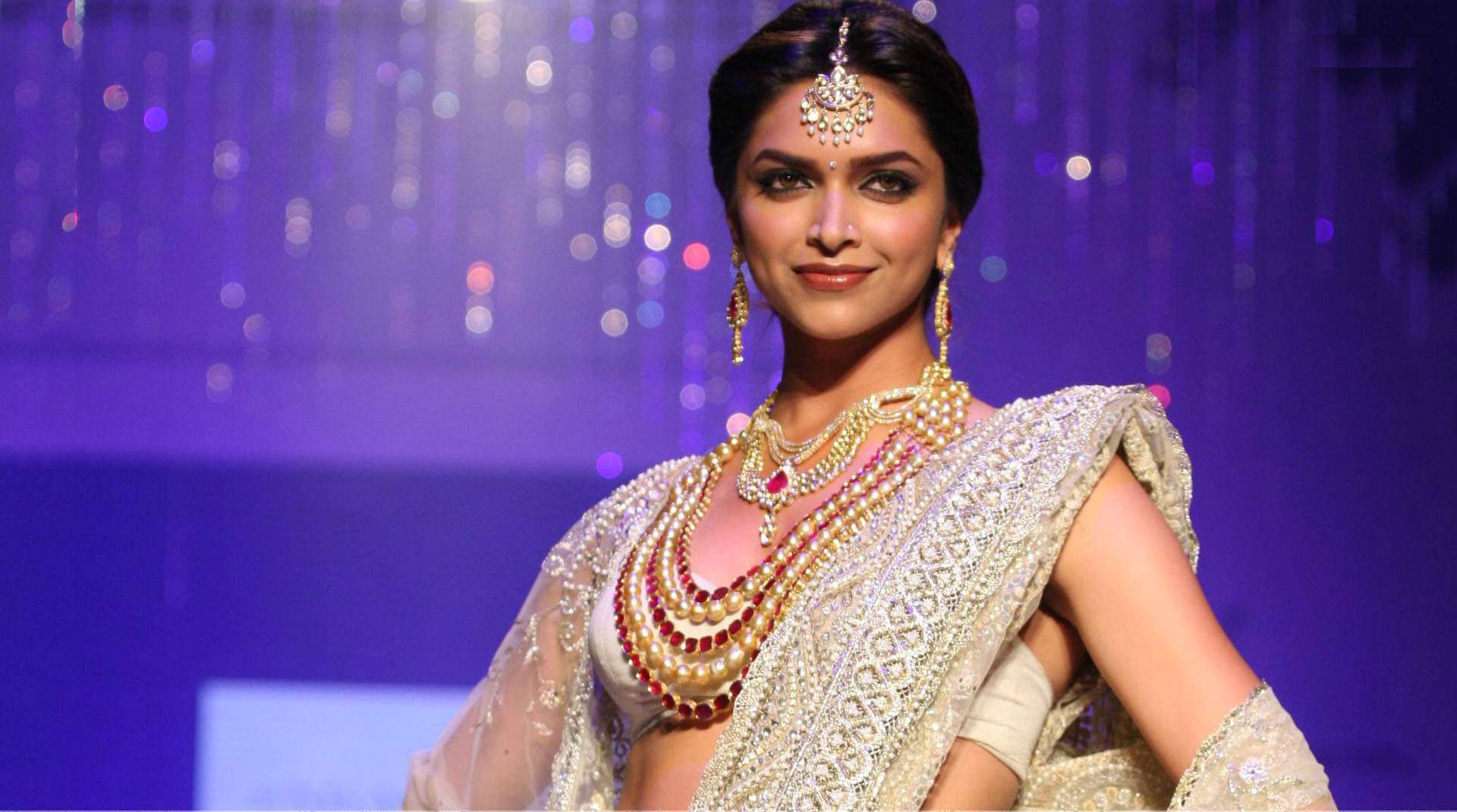 Deepika Padukone in Saree During Ramp Walk HD Photos Wallpaper